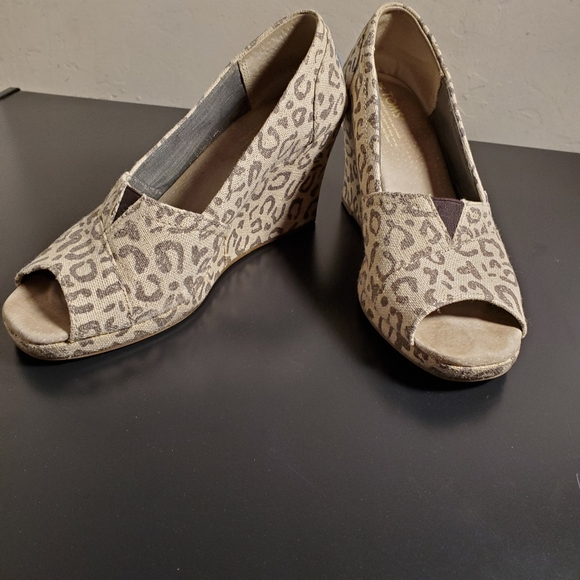 Toms Shoes - Toms wedged animal print